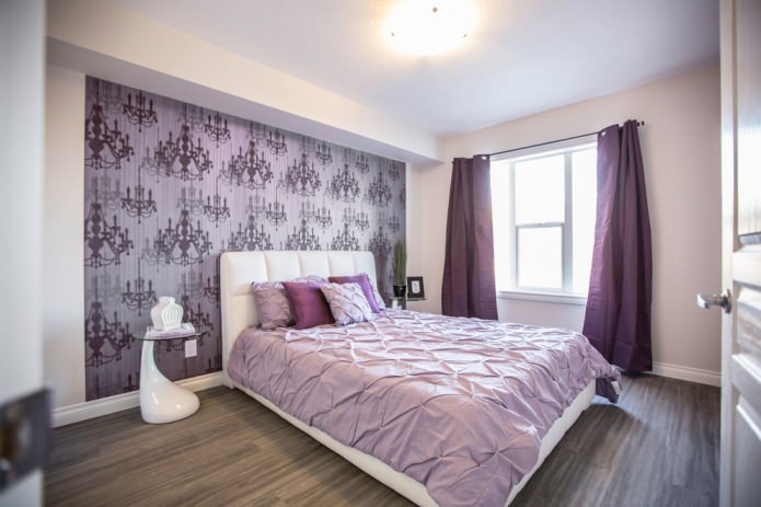 Cortinas moradas con pared de acento lila