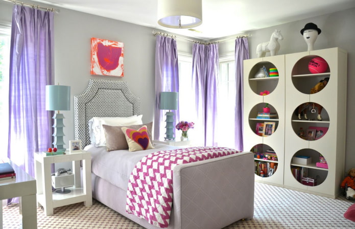 Cortinas lilas en el interior de la habitación infantil