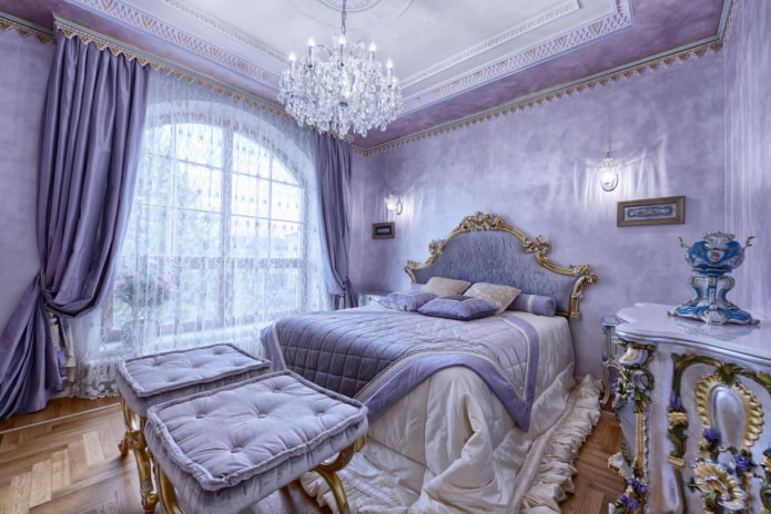 Cortinas lilas en el dormitorio en un estilo clásico