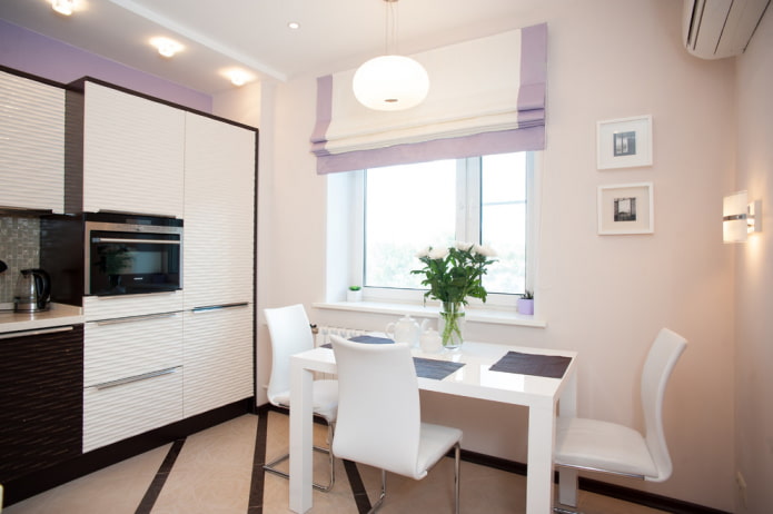 persianas romanas lilas en el interior de la cocina
