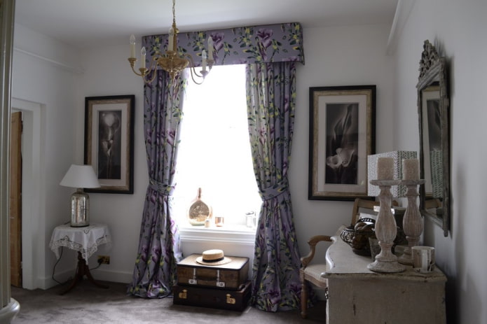 Cortinas lila oscuro con estampado floral
