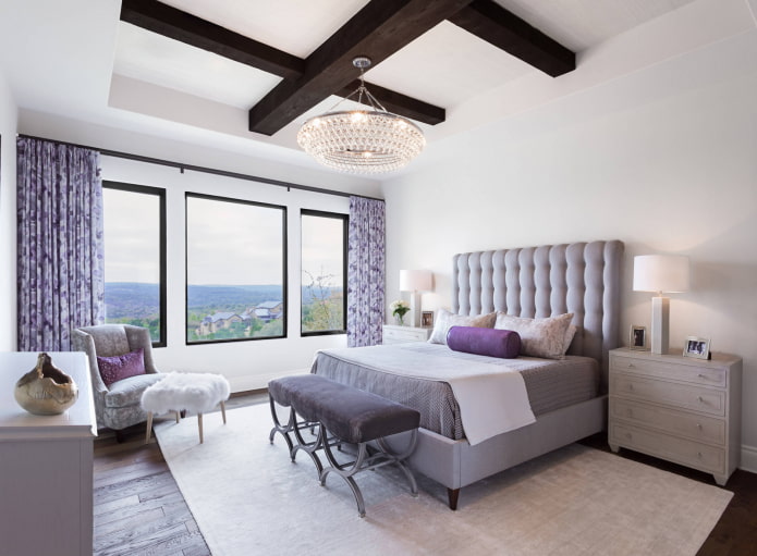 Cortinas lilas en el interior del dormitorio