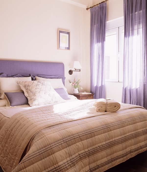 Cortinas lilas en el interior del dormitorio