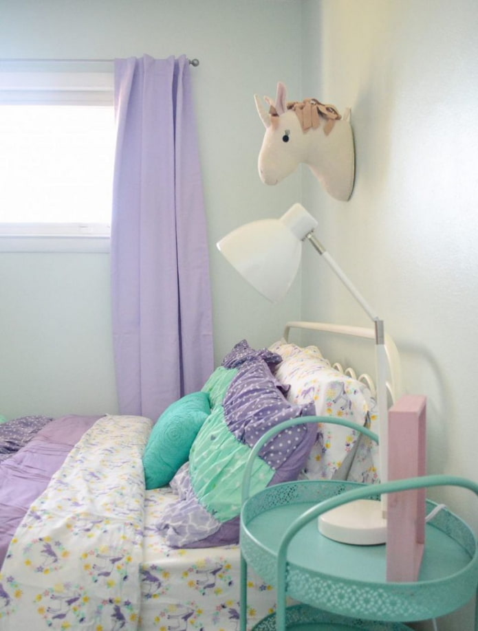 Cortinas lilas en el interior de la habitación infantil