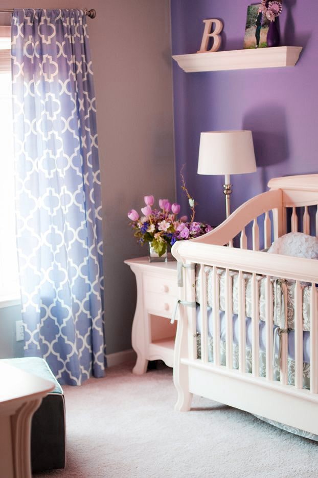 cortinas lilas con estampado geométrico