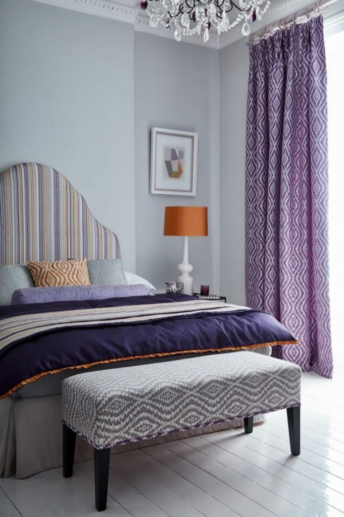 cortinas lilas con estampado geométrico