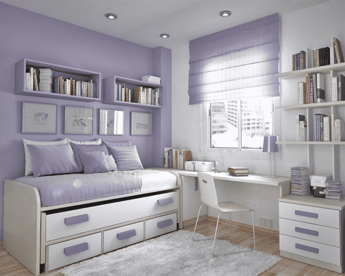 combinación de estores romanos lilas con papel pintado