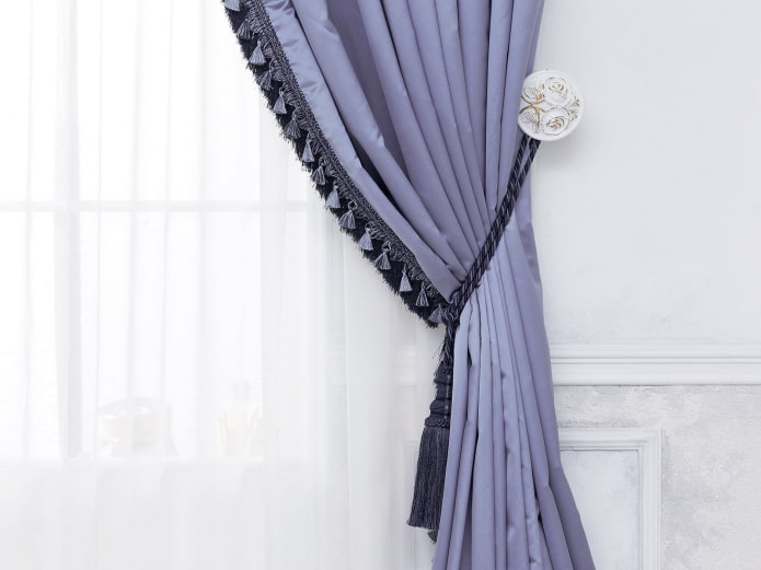 Cortina lila decorada con flecos