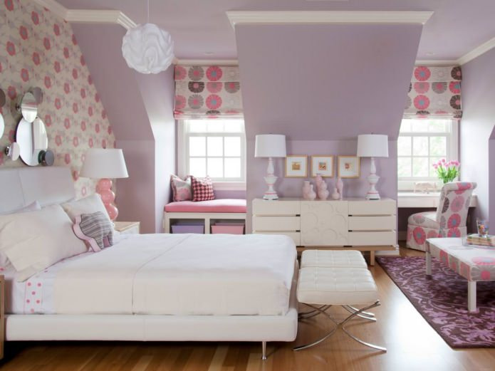 Interior morado y rosa en la habitación de una niña
