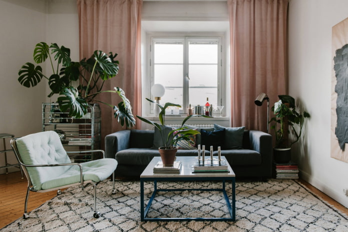 Cortinas y cojines en el salón escandinavo