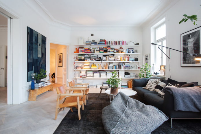 Biblioteca en una habitación escandinava