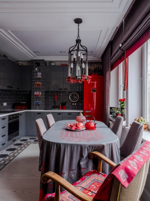 Refrigerador rojo y muebles grises