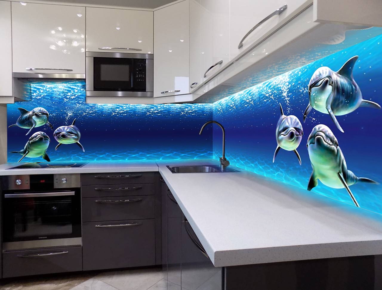 skinali con delfines nadando