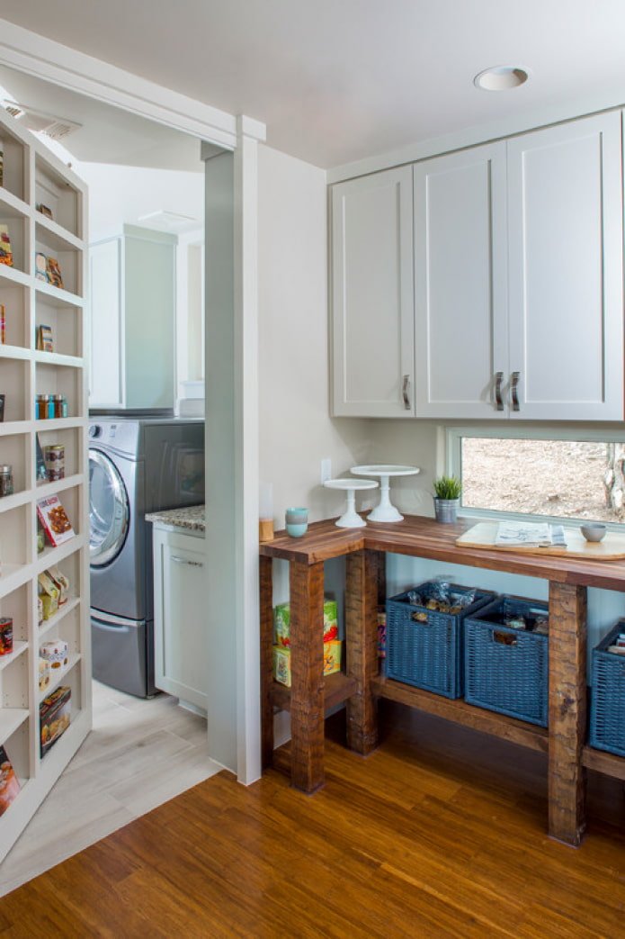 Puerta-estante en la cocina