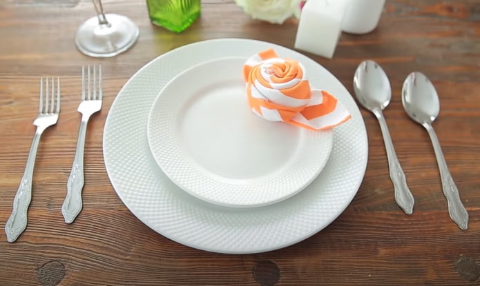 servilleta con forma de rosa