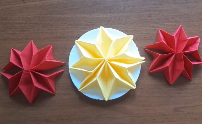Servilleta con forma de estrella de ocho puntas