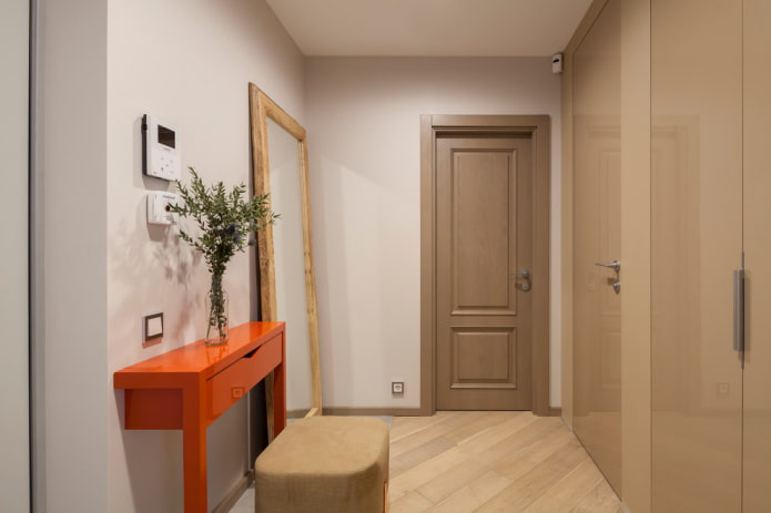 Puertas y suelo monocromáticos en el interior