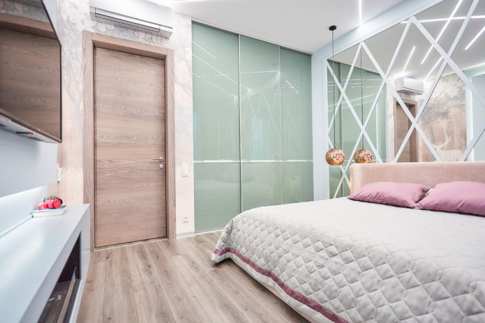 combinación del color de la puerta con el suelo en el interior del dormitorio