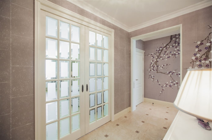 Suelo beige y puertas blancas en el interior