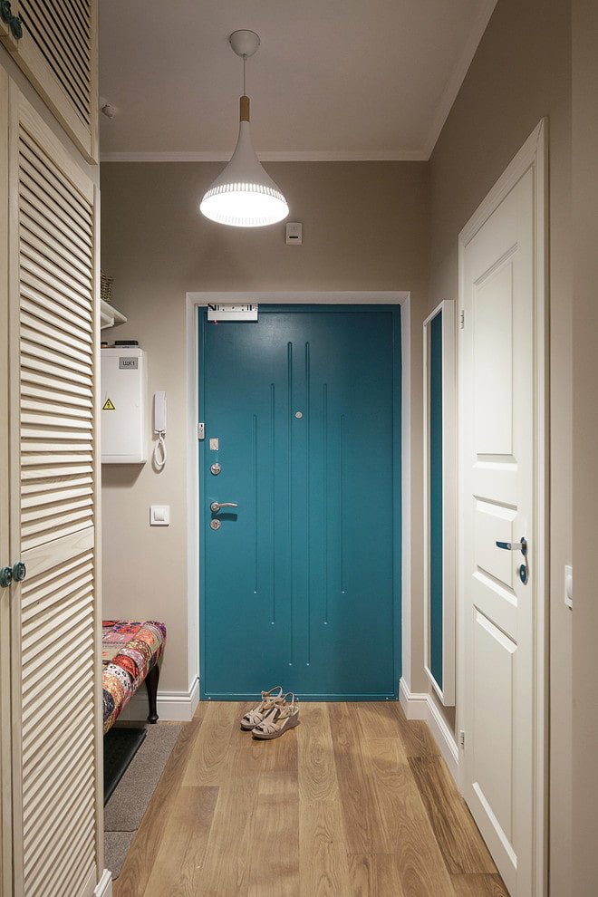 puertas y suelos de colores opuestos en el interior