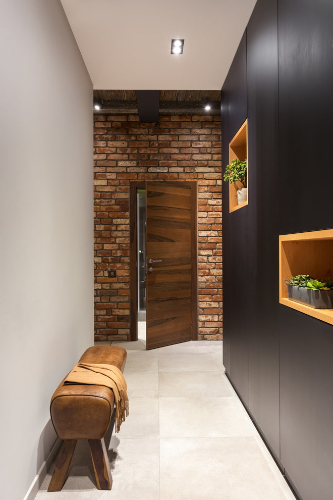 puertas oscuras y suelo claro en el interior