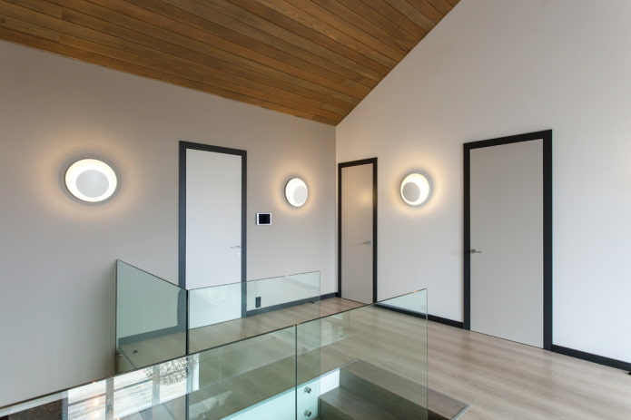 combinación del color de la puerta con el suelo en la escalera