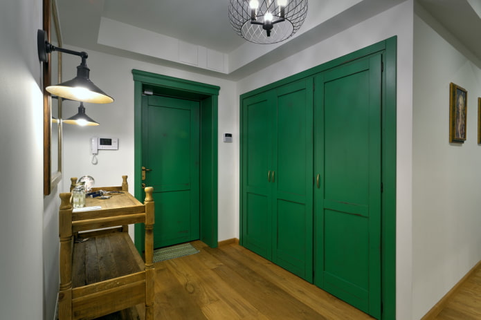 combinación de colores de puerta y suelo en el interior del pasillo