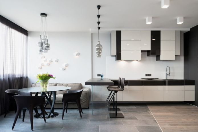 combinación de laminado y azulejos en el interior de la cocina