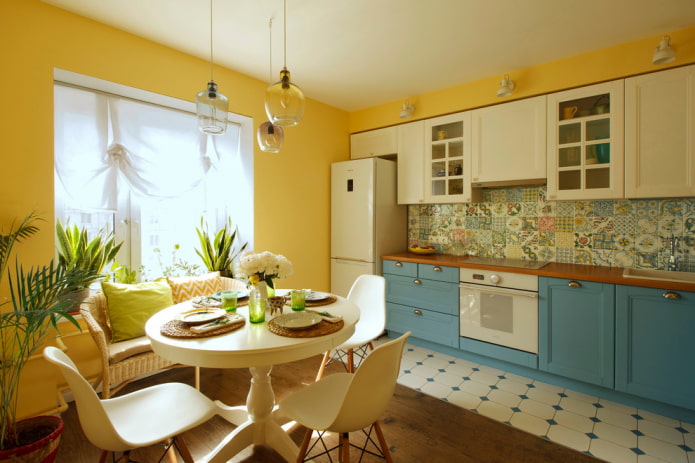 Combinación de laminado y azulejos en el interior de la cocina