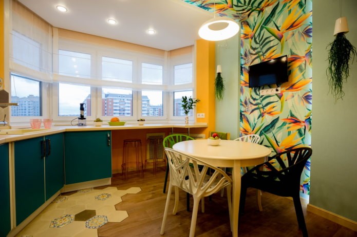 Combinación de laminado y azulejos en el interior de la cocina