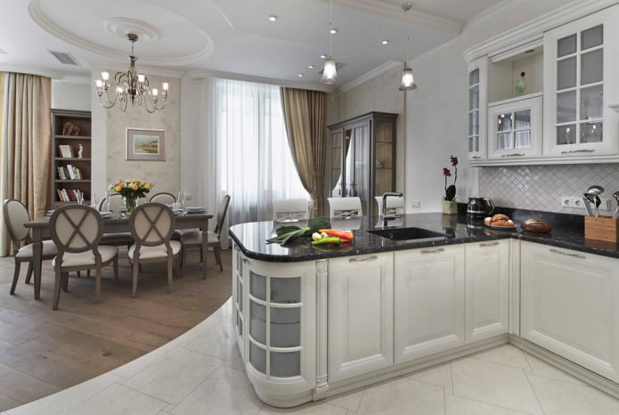 combinación de laminado y azulejos en el interior