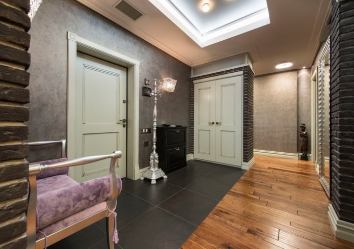 combinación de laminado y azulejos en el interior del pasillo
