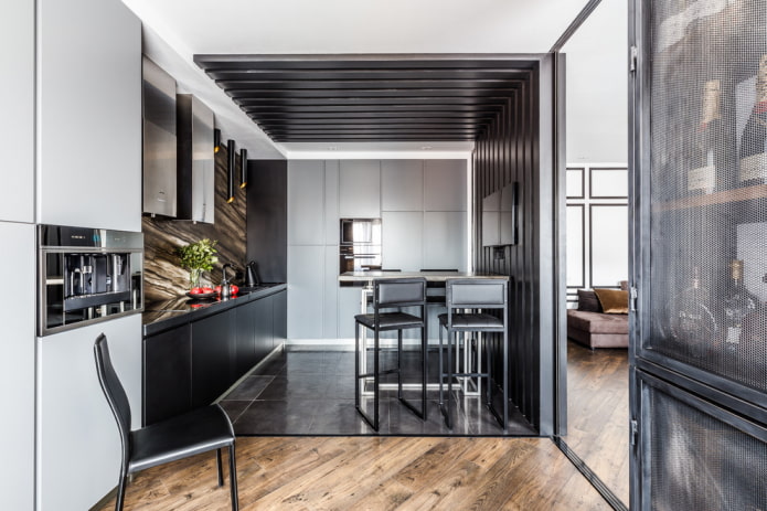 combinación de laminado y azulejos en el interior