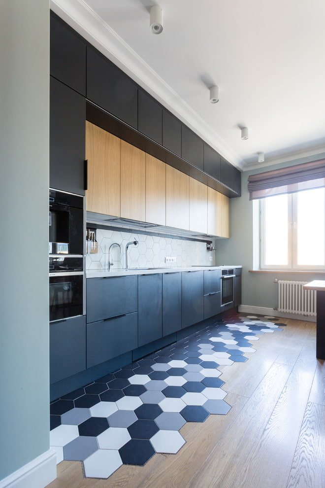 Una combinación de laminado y azulejos en el interior de la cocina