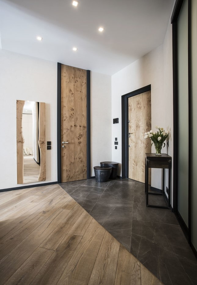 combinación de laminado y baldosas en el interior del pasillo
