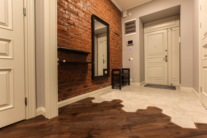 Combinación de laminado y azulejos en el pasillo