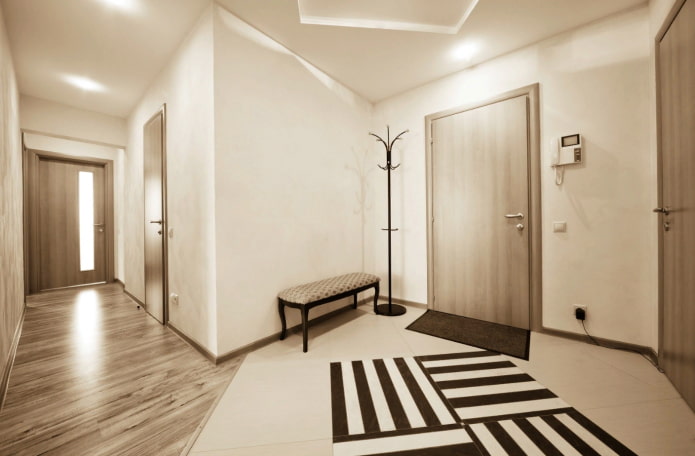 una combinación de laminado y azulejos en el interior del pasillo