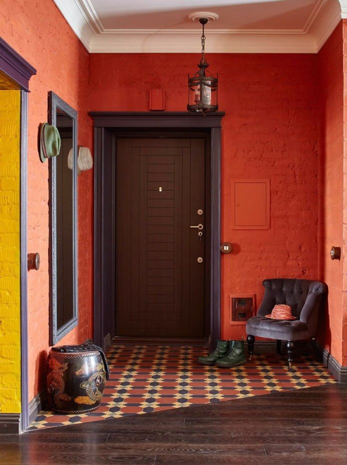 combinación de laminado y baldosas en el interior del pasillo