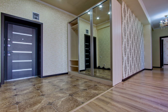 combinación de laminado y azulejos en el interior del pasillo