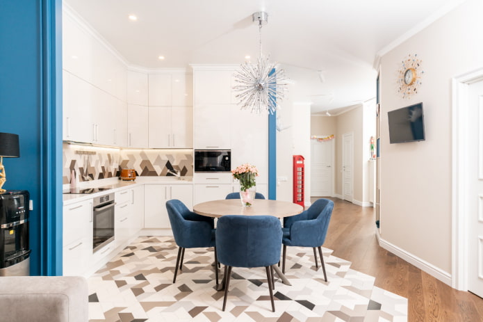 Una combinación de laminado y azulejos en el interior de la cocina
