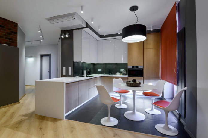 una combinación de laminado y azulejos en el interior