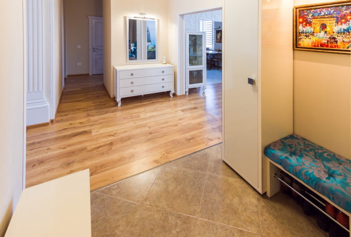 Combinación de laminados y azulejos en interiores