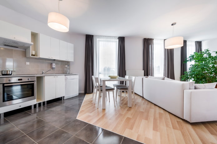 una combinación de laminado y azulejos en el interior