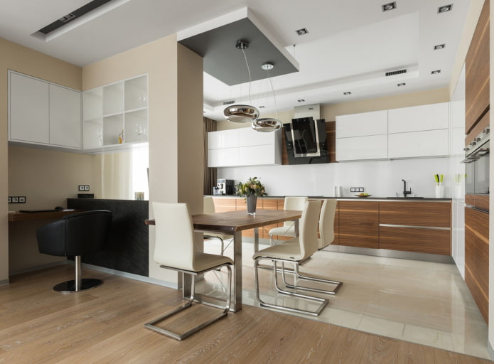 una combinación de laminado y azulejos en el interior