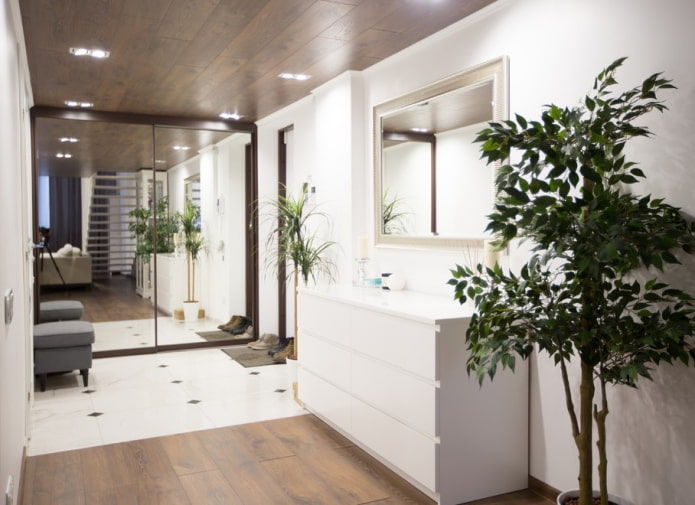 una combinación de laminado y azulejos en el interior