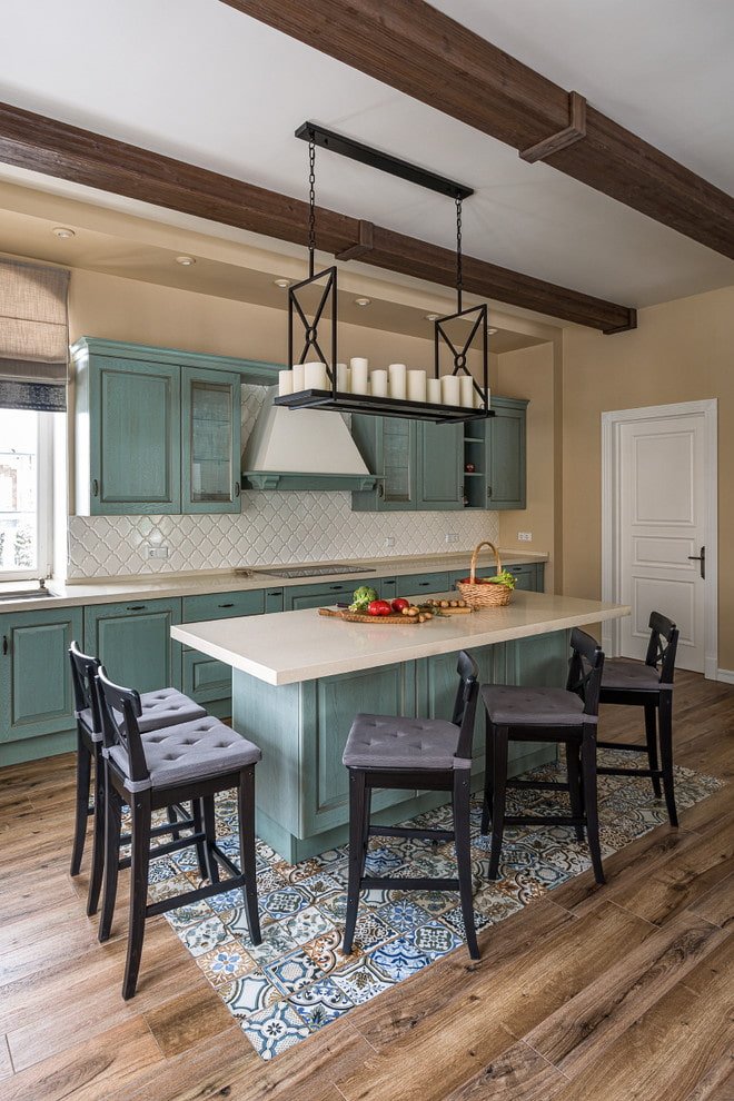 combinación de laminado y azulejos en un estilo rústico