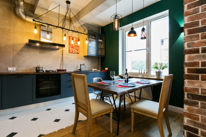 una combinación de laminado y azulejos en el interior