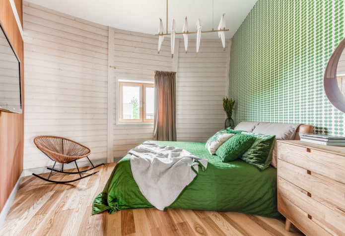 Colcha con papel tapiz, cortinas con muebles