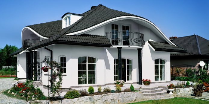 casa blanca con techo negro
