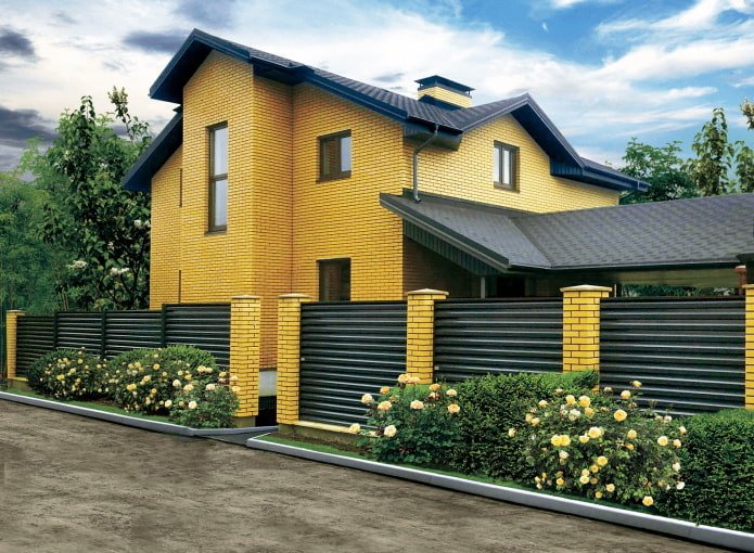 casa de ladrillo amarillo con techo verde oscuro